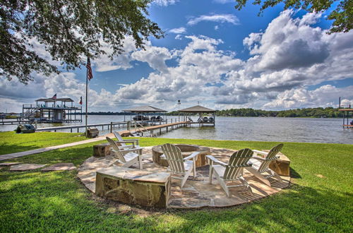 Foto 1 - Idyllic Remodeled Lakefront Retreat w/ Fire Pit