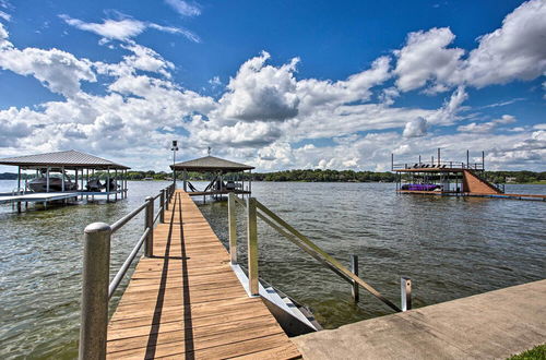 Foto 17 - Idyllic Remodeled Lakefront Retreat w/ Fire Pit