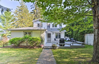 Foto 2 - Petoskey Waterfront Cottage w/ Deck + Grill