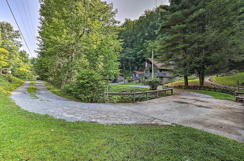 Foto 2 - Roan Mountain Creekside Cabin: Hike & Fish