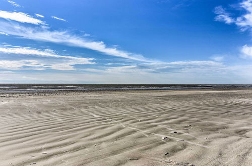 Photo 29 - Lovely Sunny Beach House w/ View: Walk to Ocean