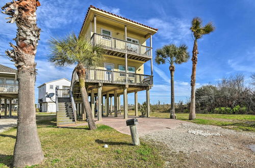 Photo 20 - Lovely Sunny Beach House w/ View: Walk to Ocean