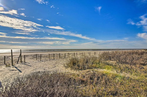 Foto 9 - Lovely Sunny Beach House w/ View: Walk to Ocean