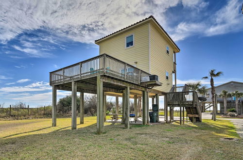 Foto 35 - Lovely Sunny Beach House w/ View: Walk to Ocean