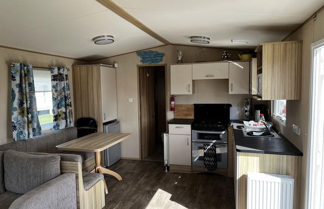 pet Free 2 Bedroom Caravan With Decking at Heacham - Photo 6