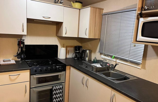pet Free 2 Bedroom Caravan With Decking at Heacham - Photo 5