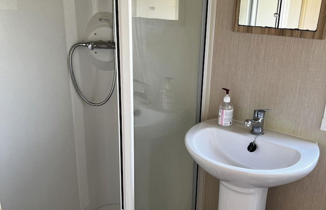 pet Free 2 Bedroom Caravan With Decking at Heacham - Photo 9