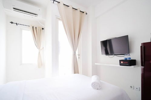 Foto 10 - Cozy Living Studio At Puncak Cbd Apartment