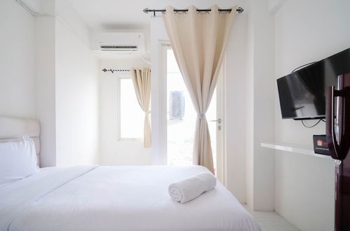 Foto 6 - Cozy Living Studio At Puncak Cbd Apartment