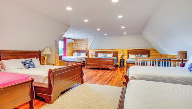 Spacious Belmont Home w/ Seasonal Pool & Grill - Foto 4