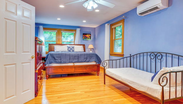 Spacious Belmont Home w/ Seasonal Pool & Grill - Foto 5