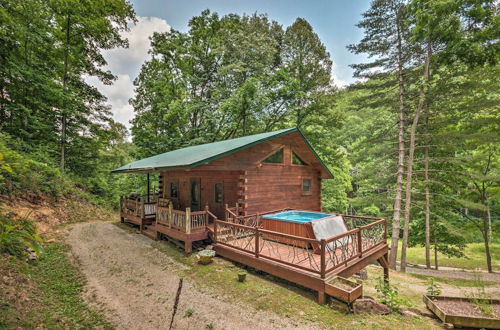 Foto 22 - Bryson City Cabin w/ Wraparound Deck & Hot Tub