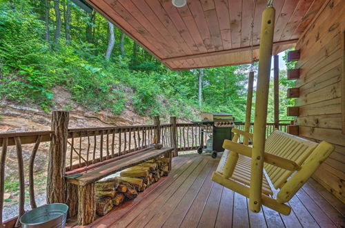 Foto 6 - Bryson City Cabin w/ Wraparound Deck & Hot Tub