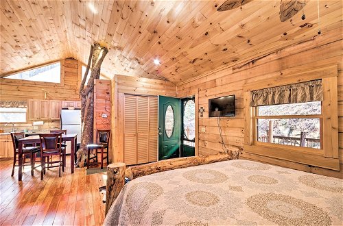Foto 10 - Bryson City Cabin w/ Wraparound Deck & Hot Tub