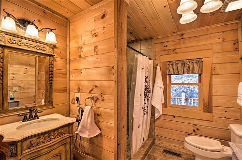 Foto 4 - Bryson City Cabin w/ Wraparound Deck & Hot Tub