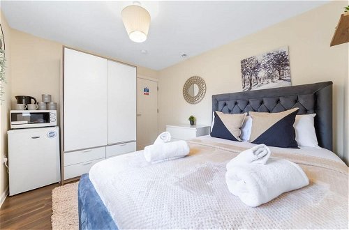 Photo 1 - Stunning Double Bed Room In Isleworth TW7