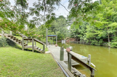 Foto 6 - Lakefront Summerton Getaway w/ Boat Dock + Pool