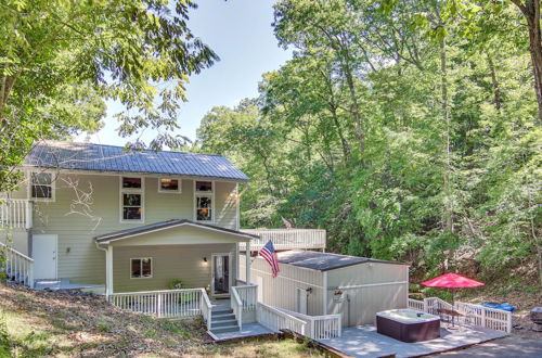 Foto 7 - Lovely Lake Lure Retreat w/ Hot Tub + Boat Dock