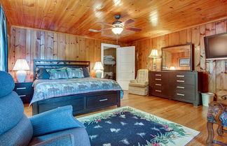 Foto 2 - Lovely Lake Lure Retreat w/ Hot Tub + Boat Dock