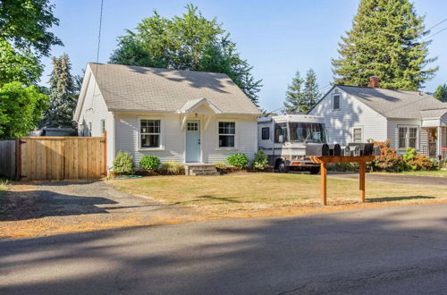 Foto 3 - Charming Eugene Retreat: Private Hot Tub & Yard