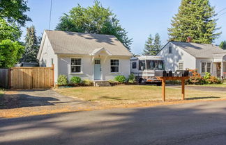 Photo 3 - Charming Eugene Retreat: Private Hot Tub & Yard