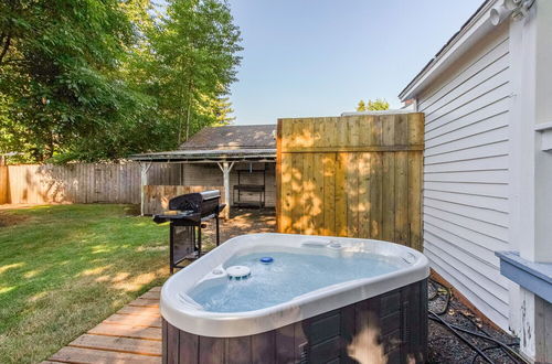 Photo 5 - Charming Eugene Retreat: Private Hot Tub & Yard