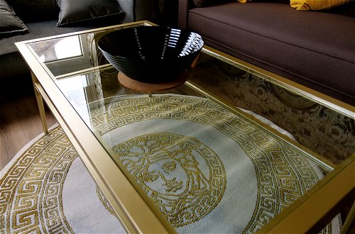 Photo 19 - Ultra Deluxe Versace Apartment Near Sheffield