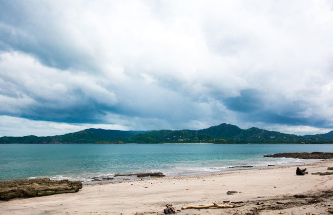 Beachfront Condo with Warm, Rustic Interiors & Direct Access to Playa Flamingo - Foto 17