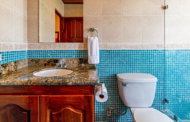 Beachfront Condo with Warm, Rustic Interiors & Direct Access to Playa Flamingo - Foto 14