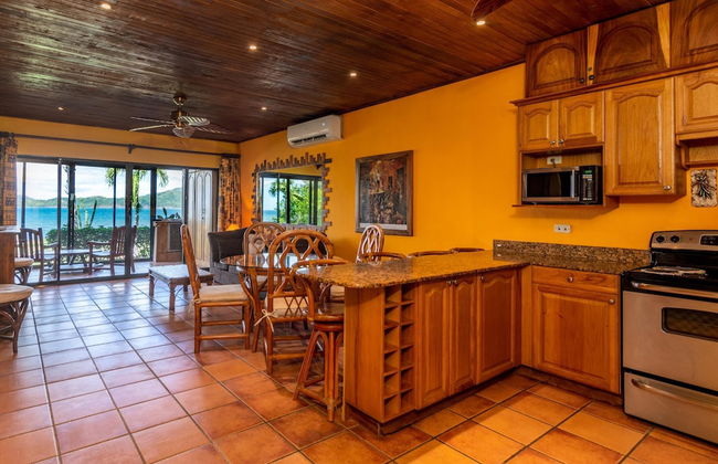 Beachfront Condo with Warm, Rustic Interiors & Direct Access to Playa Flamingo - Foto 9