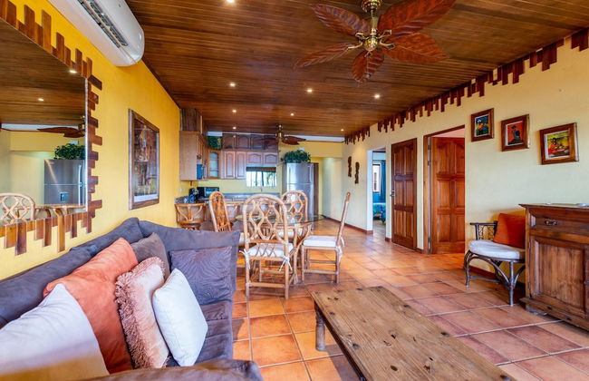 Beachfront Condo with Warm, Rustic Interiors & Direct Access to Playa Flamingo - Foto 11