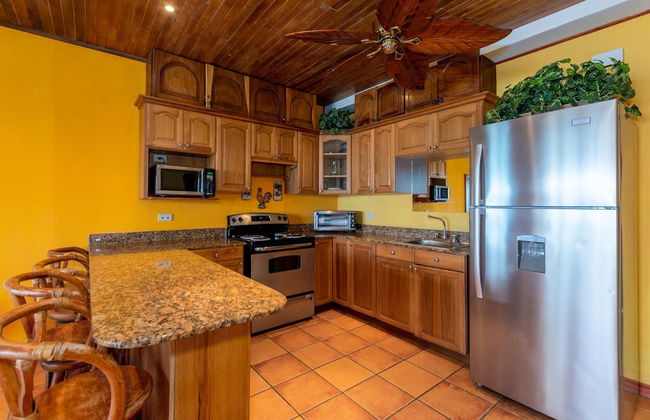 Beachfront Condo with Warm, Rustic Interiors & Direct Access to Playa Flamingo - Foto 8
