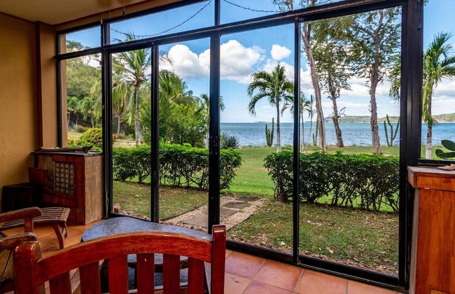 Beachfront Condo with Warm, Rustic Interiors & Direct Access to Playa Flamingo - Foto 1