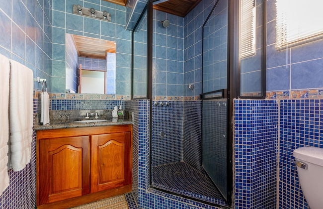 Beachfront Condo with Warm, Rustic Interiors & Direct Access to Playa Flamingo - Foto 13