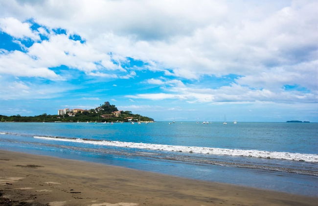 Beachfront Condo with Warm, Rustic Interiors & Direct Access to Playa Flamingo - Foto 20