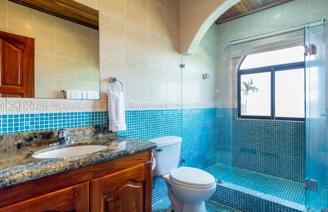 Beachfront Condo with Warm, Rustic Interiors & Direct Access to Playa Flamingo - Foto 15