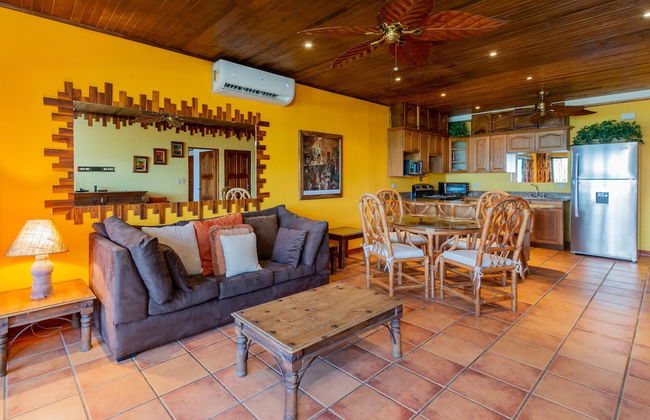 Beachfront Condo with Warm, Rustic Interiors & Direct Access to Playa Flamingo - Foto 10