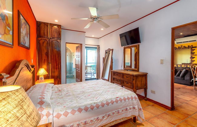 Beachfront Condo with Warm, Rustic Interiors & Direct Access to Playa Flamingo - Foto 5