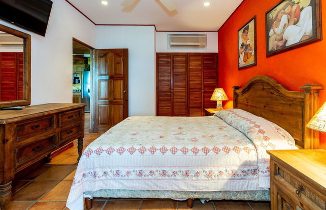 Beachfront Condo with Warm, Rustic Interiors & Direct Access to Playa Flamingo - Foto 4