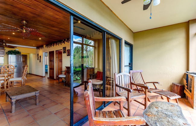 Beachfront Condo with Warm, Rustic Interiors & Direct Access to Playa Flamingo - Foto 27