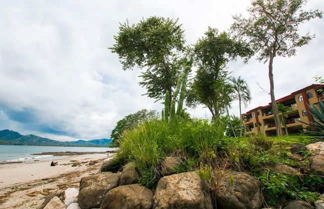 Beachfront Condo with Warm, Rustic Interiors & Direct Access to Playa Flamingo - Foto 21