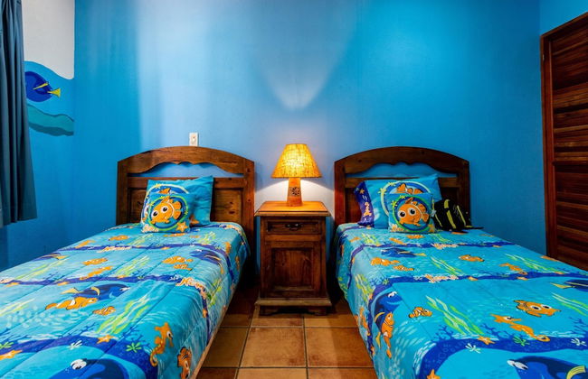 Beachfront Condo with Warm, Rustic Interiors & Direct Access to Playa Flamingo - Foto 3