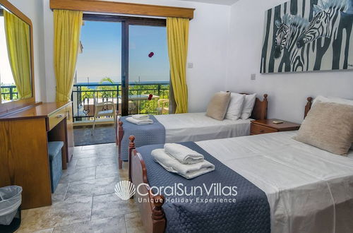 Foto 5 - impressive Villa Exclusive Sea Caves Walk to Taverns Sleeps 11