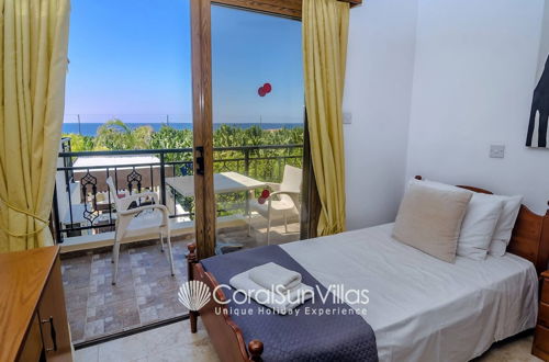 Photo 8 - Impressive Villa Exclusive Sea Caves Walk to Taverns Sleeps 11 Ref 507