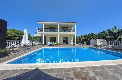 Photo 1 - Impressive Villa Exclusive Sea Caves Walk to Taverns Sleeps 11 Ref 507