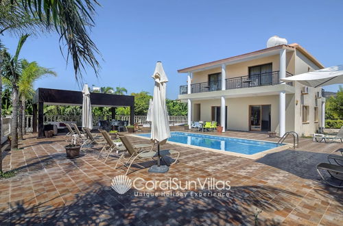 Photo 47 - Impressive Villa Exclusive Sea Caves Walk to Taverns Sleeps 11 Ref 507