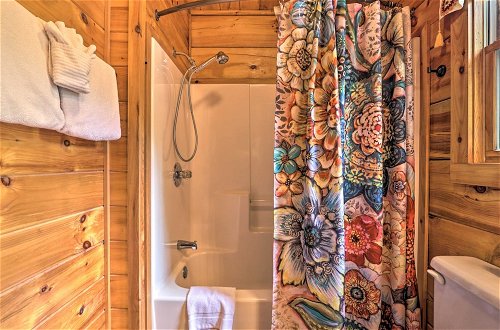 Foto 15 - Romantic Gatlinburg Cabin w/ Hot Tub & Pool Access