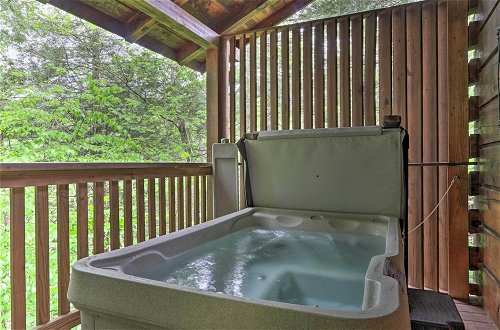 Foto 4 - Romantic Gatlinburg Cabin w/ Hot Tub & Pool Access