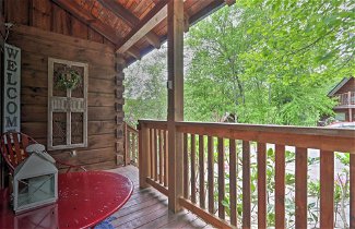 Foto 3 - Romantic Gatlinburg Cabin w/ Hot Tub & Pool Access