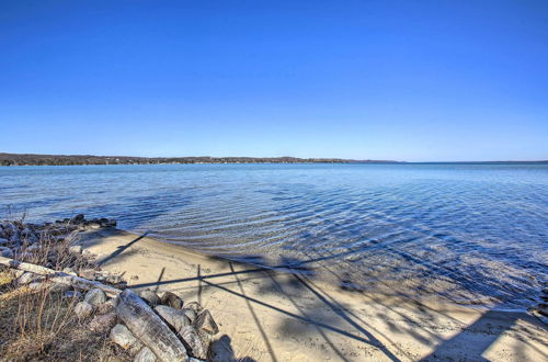 Foto 20 - Waterfront Torch Lake Cottage w/ Private Beach